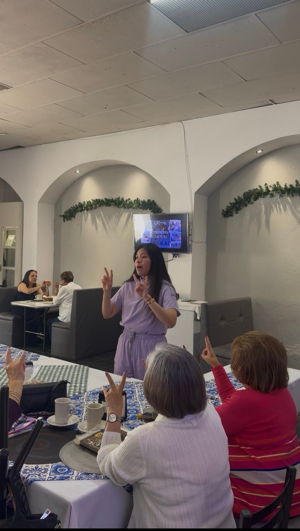 Personas mayores participando en una sesión de activación física.